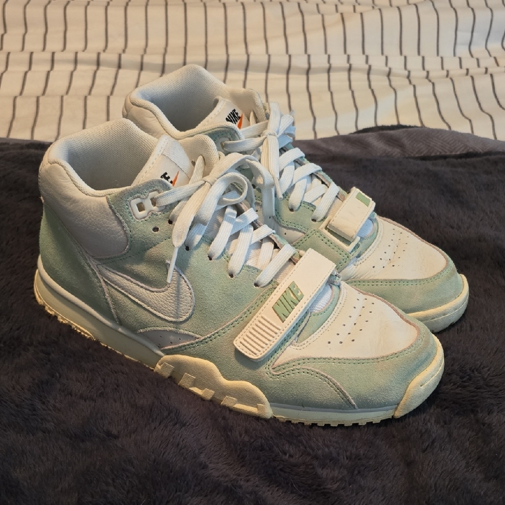Nike Sneakers - Light Green and White